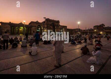 Inde, Etat du Gujarat, Ahmedabad, Jami Masjid, Grande Mosquée, vue nocturne, groupe d'hommes musulmans priant Banque D'Images