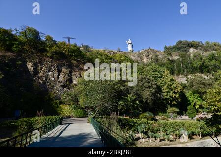 Tbilissi : jardin botanique national de Géorgie, avec monument Kartlis Deda en arrière-plan Banque D'Images