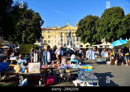 France, Alpes Maritimes, Nice, vieille ville, place Garibaldi, marché aux puces qui a lieu tous les trois samedis du mois, la statue de Giuseppe Garibaldi, inaugurée en 1891, œuvre de sculpteurs et Gustave Antoine Etex Deloye devant la chapelle du Saint-Sépulcre Banque D'Images