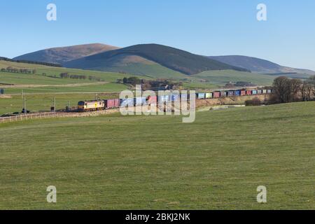DB CARGO / EWS classe 92 locomotive passant par Wandell (nord d'Abington, sud de l'Écosse) sur la ligne principale de la côte ouest avec un train de fret de conteneurs Banque D'Images