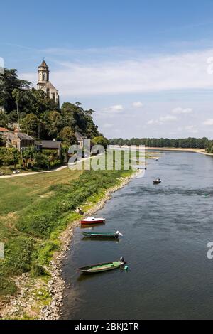 France, Maine et Loire, vallée de la Loire classée au patrimoine mondial de l'UNESCO, Saint-Florent-le-vieil, bateaux au pied de l'abbaye Saint-florent-du-mont-Glonne Banque D'Images