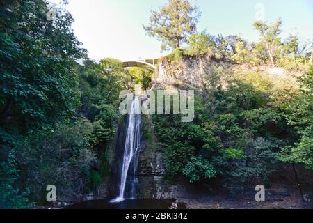 Tbilissi : chute d'eau à l'intérieur du jardin botanique national de Géorgie Banque D'Images