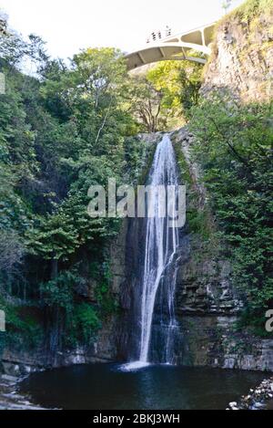 Tbilissi : chute d'eau à l'intérieur du jardin botanique national de Géorgie Banque D'Images