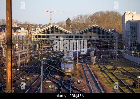 France, Indre et Loire, vallée de la Loire classée au patrimoine mondial par l'UNESCO, Tours, train quittant la gare Banque D'Images