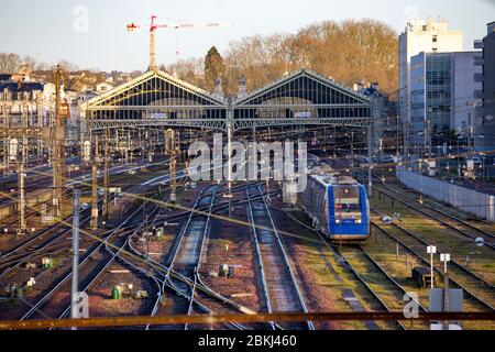 France, Indre et Loire, vallée de la Loire classée au patrimoine mondial par l'UNESCO, Tours, train quittant la gare Banque D'Images