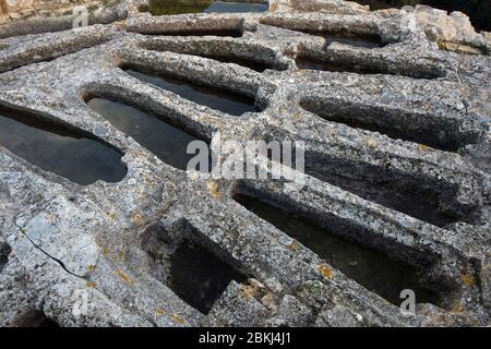 France, Gard, Beaucaire, abbaye troglodyte de Saint-Roman, vestiges d'un monastère, fin du 5ème siècle, nécropole accueillant des centaines de tombes creusées dans la roche Banque D'Images