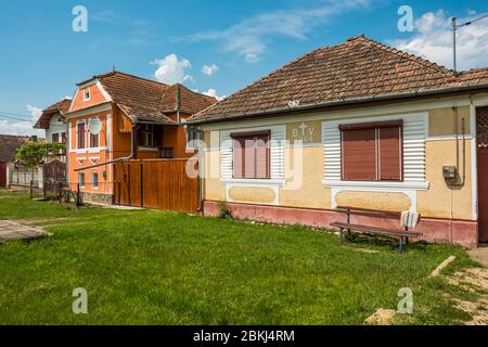 Roumanie, Judov de Brasov, Gybert, maisons traditionnelles bordant le long de la route Banque D'Images