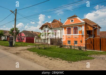 Roumanie, Judov de Brasov, Gybert, maisons traditionnelles bordant le long de la route Banque D'Images
