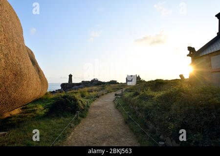 France, Côtes d'Armor, Perros Guirec, Ploumanac'h, Côte de granit Rose, pointe de Scewel, sur le sentier de la douane ou le sentier de randonnée GR 34, Ploumanac'h ou le phare de Ruz Mean Banque D'Images