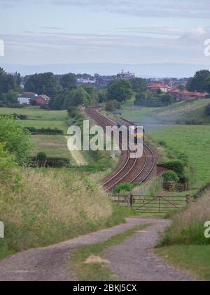 DB Cargo / EWS classe 66 locomotive 66168 passant Cummersdale sur la côte de Cumbrian avec un train de fret de réservoirs d'huile BP Banque D'Images