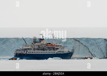 Le bateau de la cuise Ocean Adventurer, ancré le long de la calotte glaciaire d'Austfonna, Norlaustlandet, Svalbard, Norvège Banque D'Images