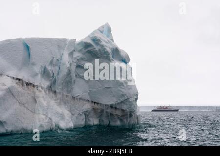 Bateau de croisière Ocean Adventurer, naviguant le long des falaises de la calotte glaciaire d'Austfonna, Nordaustlandet, Svalbard, Norvège Banque D'Images