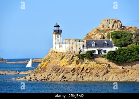 La France, Finistère, la baie de Morlaix, Carantec, l'île Louet et son phare Banque D'Images