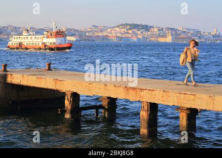 Portugal, Lisbonne, vue depuis le quai d'Arialva (quartier d'Almada) sur la capitale et un ferry Banque D'Images
