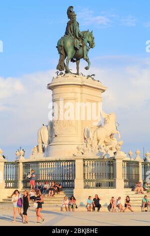 Portugal, Lisbonne, Baixa, Praça do Comércio (place du Commerce), statue équestre du roi Joseph I conçue par Joaquim Machado de Castro et inaugurée en 1775 Banque D'Images