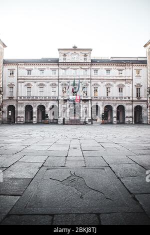 Turin, Italie. 24 avril 2020. Turin, Italie, avril 2020: La façade du Palazzo di Città, siège social de la municipalité de Turin pendant la période de verrouillage pandémique de Covid-19 (photo d'Alessandro Bosio/Pacific Press/Sipa USA) crédit: SIPA USA/Alay Live News Banque D'Images