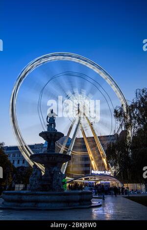 Centre de Budapest (Pest) - roue de Budapest Eye Ferris sur la place Erzsebet, Budapest, Hongrie centrale, Hongrie Banque D'Images