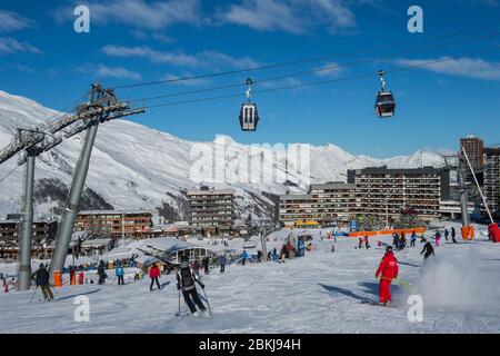 France, Savoie (73) massif de la Vanoise, domaine skiable des trois vallées, Saint Martin de Belleville, les Menuires, skieurs au centre de la station et téléphérique du Roc des Marches Banque D'Images