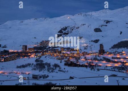 France, Savoie (73) massif de la Vanoise, domaine skiable des trois vallées, Saint Martin de Belleville, les Menuires, la station et le domaine skiable exposé au sud, vu des pentes de la Pointe de la masse au crépuscule Banque D'Images