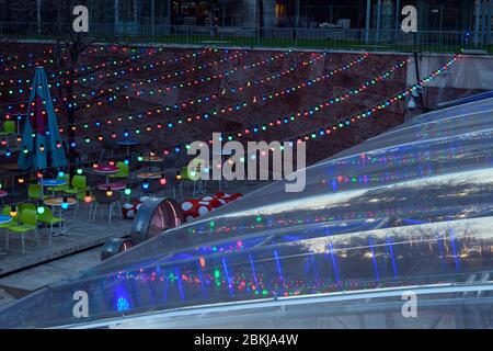 Centre de Budapest (Pest) - éclairage décoratif dans un café extérieur sur la place Erzsebet, Budapest, centre de la Hongrie, Hongrie Banque D'Images