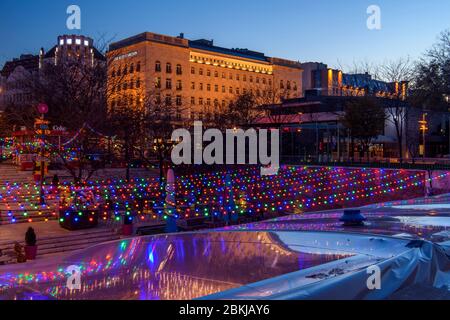 Centre de Budapest (Pest) - éclairage décoratif dans un café extérieur sur la place Erzsebet, Budapest, centre de la Hongrie, Hongrie Banque D'Images