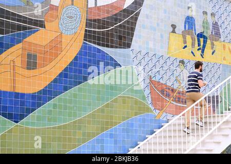 Portugal, Lisbonne, Avenida Infante Santo, azulejos (1959) par l'artiste portugais Rolando Sá Nogueira Banque D'Images