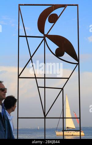 Portugal, Lisbonne, Ribeira das Naus, sculpture du Tage consacrée à l'artiste José Sobral de Almada Negreiros Banque D'Images
