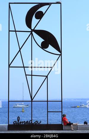 Portugal, Lisbonne, Ribeira das Naus, sculpture du Tage consacrée à l'artiste José Sobral de Almada Negreiros Banque D'Images