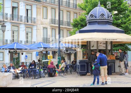 Portugal, Lisbonne, Chiado, Praça Luís de Camões, café installé dans un kiosque Banque D'Images