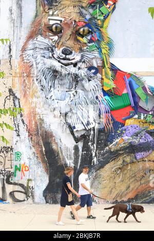 Portugal, Lisbonne, Lapa, art de la rue avec des matériaux recyclés conçus par l'artiste portugais Bordallo II Banque D'Images