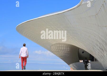 Portugal, Lisbonne, Belém, MAAT (Musée d'Art, d'Architecture et de technologie ou Museu de Arte, Arquitetura e Tecnologia) inauguré en 2016 et conçu par l'architecte britannique Amanda Levete Banque D'Images