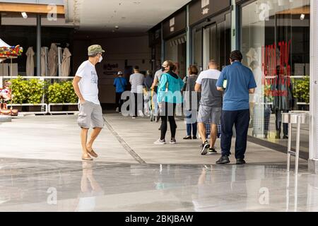 File d'attente pour entrer dans un supermarché pendant le covid 19 dans la station touristique de Costa Adeje, Tenerife, îles Canaries, Espagne Banque D'Images