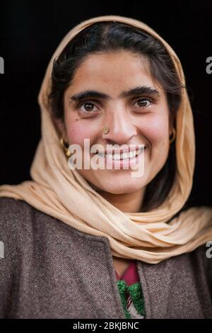 Inde, Jammu-et-Cachemire, Pahalgam, portrait d'une femme souriante et portant un hijab, foulard Banque D'Images