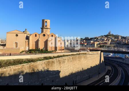 France, Bouches du Rhône, Marseille, 2ème arrondissement, zone euro-méditerranéenne, fort Saint Jean classé Monument Historique, la Passerelle, MUCEM R. Ricciotti et R. Carta architectes, le Vieux Port, la basilique notre-Dame de la Garde, église Saint Laurent, basilique notre-Dame de la Garde en arrière-plan Banque D'Images