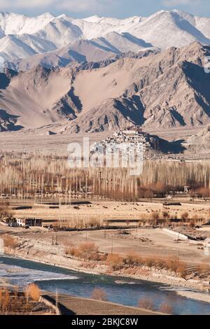 Inde, Jammu-et-Cachemire, Ladakh, vallée de l'Indus, vue en hauteur du monastère Thiksey Gompa au pied des montagnes, du monastère Stakna Gompa, altitude 3600 mètres Banque D'Images