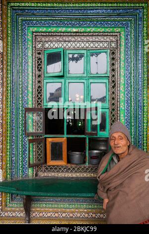 Inde, Jammu-et-Cachemire, Srinagar, mosquée de Shah-e-Hamadan Masjid, également appelée Khanqah-e-Moula, homme âgé qui garde l'entrée Banque D'Images