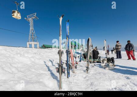 Inde, Jammu-et-Cachemire, Gulmarg, touristes indiens skier à Kongdoori, première station du téléphérique de Gondoori, altitude 3090 mètres Banque D'Images