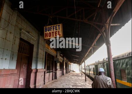 MALI, Bamako, gare, bâtiment colonial de l'époque coloniale française , wagon de passagers fabriqué en Inde, la ligne de chemin de fer est désutilisée, buffet Hotel /Bahnhof, koloniales Gebaeude aus der französischen Kolonialzeit, Bahnllie Bamako-Dakar stillgelegt Banque D'Images