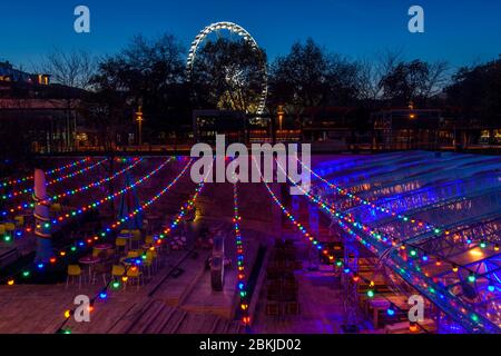 Centre de Budapest (Pest) - éclairage décoratif dans un café extérieur sur la place Erzsebet, Budapest, centre de la Hongrie, Hongrie Banque D'Images