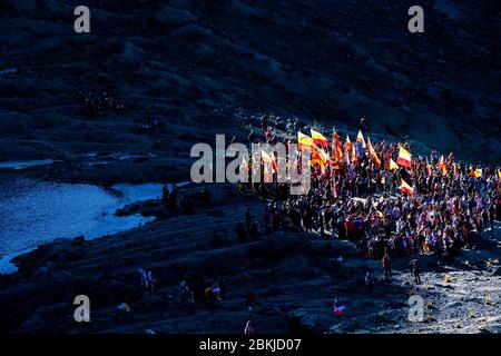 Pérou, Cusco, Mahuayani, Cordillera de Sinakara, pèlerinage de Qoyllur R'iti, salutation au soleil levant, par les nations quechua, chacune rassemblée dans leur lieu de culte traditionnel Banque D'Images