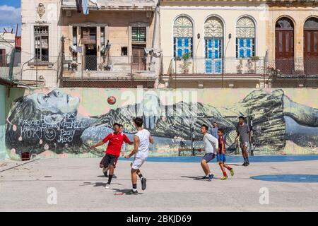 Cuba, province de Ciudad de la Habana, La Havane, match de football au centre ville sur l'Avenue de Fontvieille près du Musée de la Révolution Banque D'Images