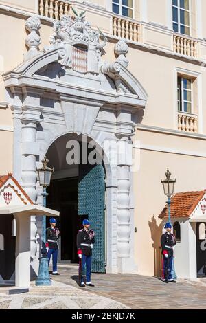 Principauté de Monaco, Monaco, place du Palais, palais princier, gardes de la Compagnie des Carabiniers de H.A.S le Prince Banque D'Images