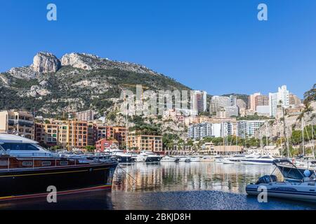 Principauté de Monaco, Monaco, quartier de Fontvieille, port de Fontvieille, en arrière-plan le quartier de la Condamine et le sommet de la tête de chien Banque D'Images