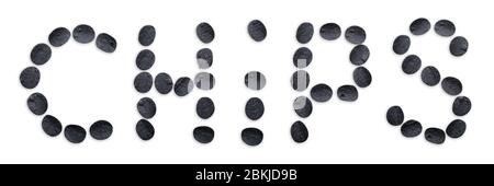 Inscription chips de pomme de terre faites de chips noires isolées sur blanc Banque D'Images
