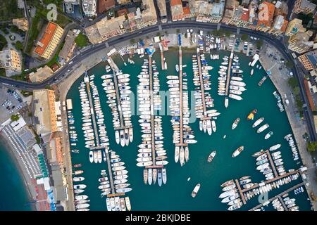 Vue sur le port avec bateaux amarrés, yachts et voiliers en mer Ligurienne. Santa Margherita Ligure est une riviera italienne près de Portofino et Banque D'Images