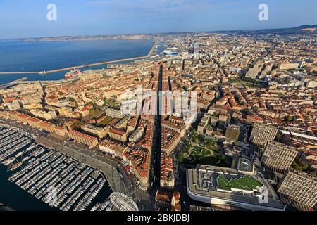 France, Bouches du Rhône, Marseille, 2ème arrondissement, zone euro-méditerranéenne, Hôtel de ville et quartier Belsunce, Vieux Port, Centre Bourse, vestiges archéologiques classés Monument Historique et rue de la République, Grand port Maritime en arrière-plan (vue aérienne) Banque D'Images