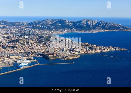 France, Bouches du Rhône, Marseille, la Digue du large, avant le port de la Joliette, entrée du Vieux Port, Pointe du Pharo, Anse et digue des Catalans, Pointe d'Endoume, massif de Marseilleveyre en arrière-plan (vue aérienne) Banque D'Images