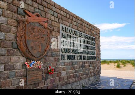 DUNKERQUE, FRANCE - 13 AOÛT 2019 : gros plan de l'opération Dynamo Memorial aux forces alliées à Dunkerque avec des dunes de sable à côté Banque D'Images