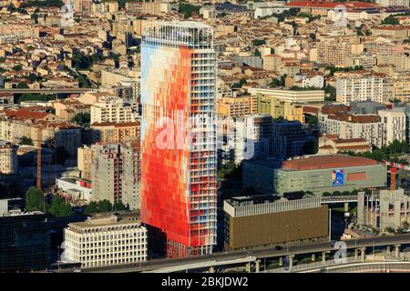 France, Bouches du Rhône, Marseille, 2ème arrondissement, zone euro-méditerranéenne, quartier Arenc, tour la Marseillaise, architecte Jean nouvel, quartier Villette et Saint Maumont en arrière-plan (vue aérienne) Banque D'Images