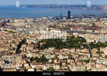 France, Bouches du Rhône, Marseille, 4ème arrondissement, quartier de Longchamp, jardin du Palais Longchamp, casernes Muy (19ème siècle) et quartier Arenc, tour CGM CMA, architecte Zaha Hadid et tour de la Marseillaise, architecte Jean nouvel en arrière-plan (vue aérienne) Banque D'Images